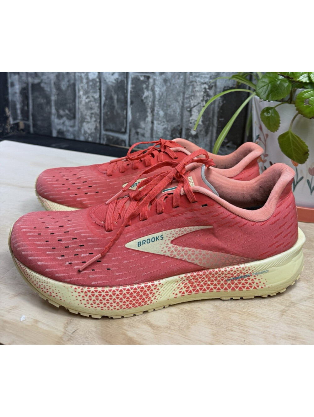 Brooks Hyperion Tempo Women’s Pink/Cream Low Top Lace-Up Woven Sneakers 120328